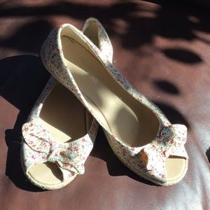 American Eagle floral fabric flats, size 9